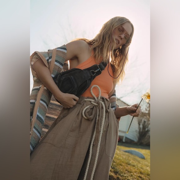 Free People - Chocolate Hudson Sling Bag - Picture 7 of 8